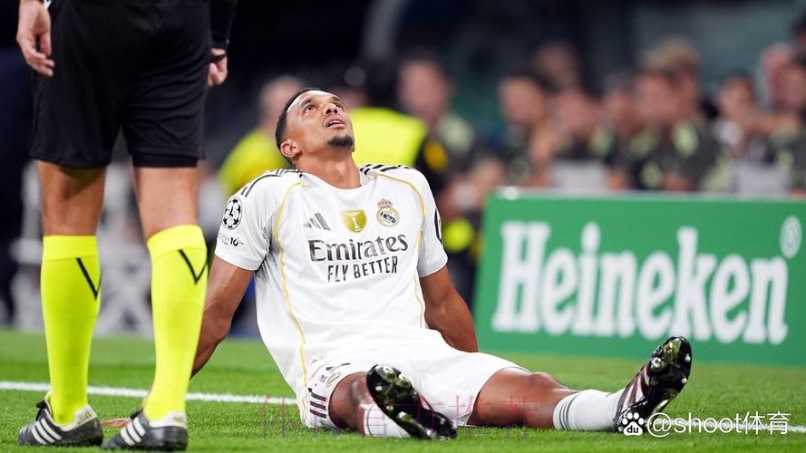 西媒:巴黎与皇马竞争阿诺德,皇马可能一月求购 西媒:巴黎与皇马竞争阿诺德,皇马可能一月求购